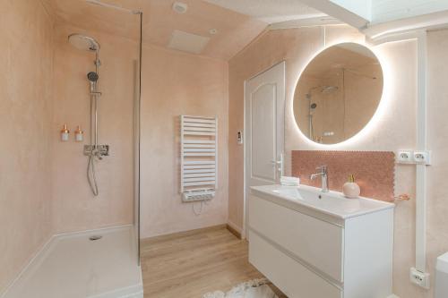 une salle de bain avec un lavabo et une douche dans l'établissement IDÉAL Pro & Couples - Calme- Dernier Etage - Cité des Affaires, à Saint-Étienne