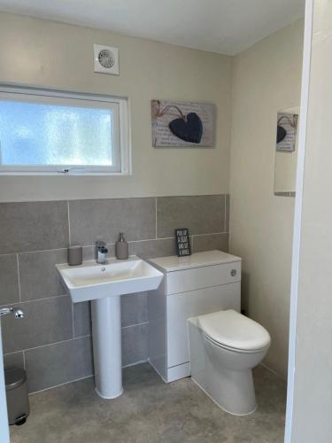 Ένα μπάνιο στο Cosy Cabin - Bideford Bay Holiday Park