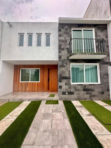 a house with a balcony on top of it at Cozy house in central location in Hércules