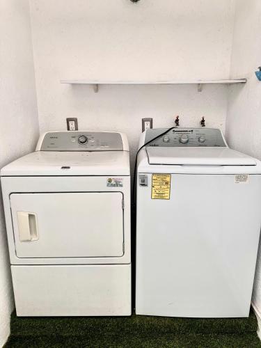 two machines sitting next to each other in a room at Cozy house in central location in Hércules