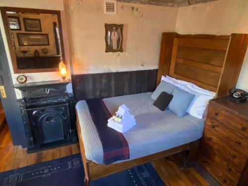 Crew's Quarters Boarding House - Caters to Menにあるベッド