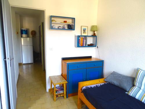 - une chambre avec une commode bleue et un lit dans l'établissement Dog Family House, à Cavalaire-sur-Mer