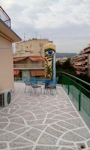 Apartment on 4th floor with a huge balcony! 10 min away from Metro!