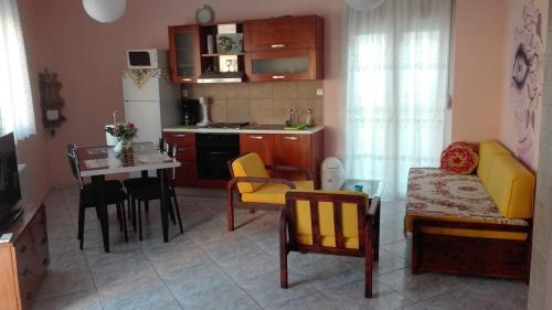 Apartment on 4th floor with a huge balcony! 10 min away from Metro!