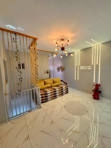 a living room with a couch and a chandelier at Ap Zen in Ubajara