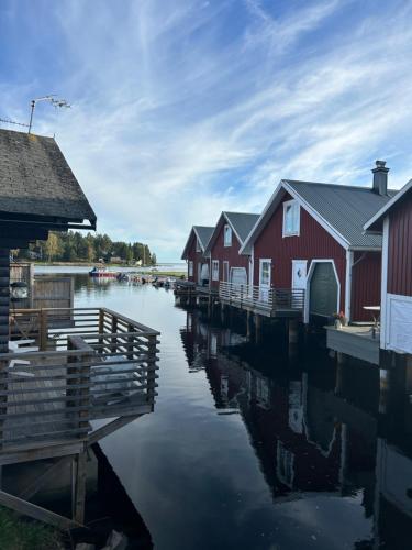 a row of houses on the water next to a dock at Fyra rum och kök i Mellanfjärden in Mellanfjärden