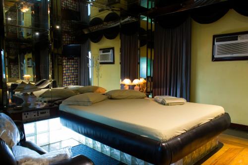 Un pat sau paturi într-o cameră la Motel Caricia (Adult Only)
