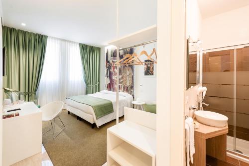 Pokój hotelowy z łóżkiem i łazienką w obiekcie Ferrara Rooms w mieście Ferrara