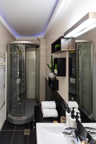 ein Badezimmer mit Dusche und Waschbecken in der Unterkunft Villa Areka in Gournes