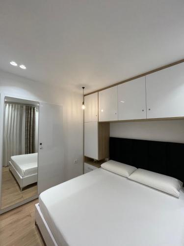 Llit o llits en una habitació de Stejsi Apartment