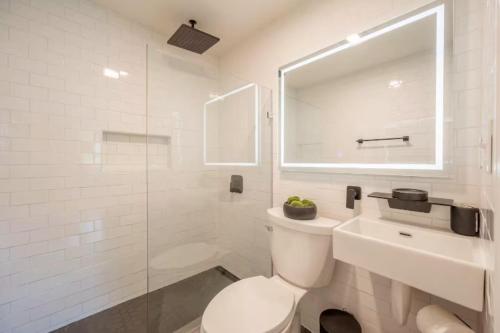 ブラックスバーグにあるTranquil Retreat - Conveniently Locatedのトイレと洗面台を備えた白いバスルーム