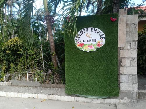 a sign on the side of a green bush at The Studio apartment at Csompó Silver Manor in Kupuis
