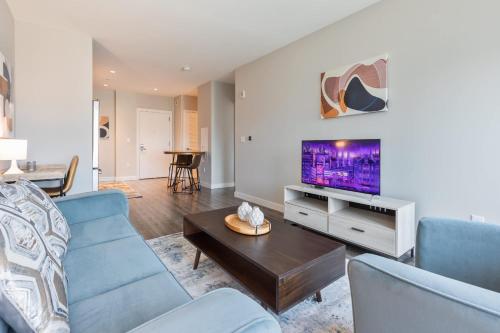 TV a/nebo společenská místnost v ubytování Luxury Apt In Heart of Seaport