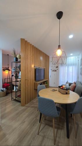 a dining room and living room with a table and chairs at Cantinho Averomar in Póvoa de Varzim