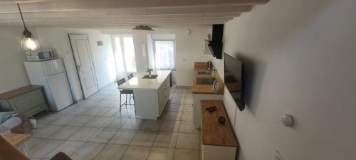 une cuisine avec un évier et un plan de travail dans l'établissement La Ricolais, à Saint-Pierre-de-Plesguen