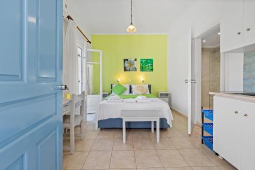 Una cama o camas en una habitación de Hotel Selini