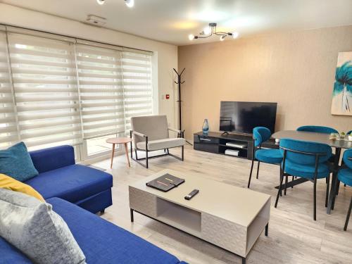 TV a/nebo společenská místnost v ubytování Horizon House, Stunning 2-Bedroom Flat 1, Parking, Netflix, Oxford