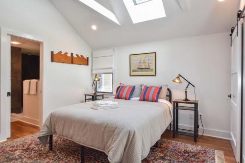 Cama o camas de una habitación en Gorgeous Renovation Walk to Water