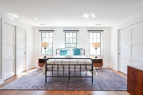 Cama o camas de una habitación en Gorgeous Renovation Walk to Water