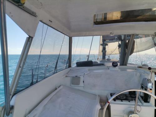 un bateau avec une baignoire au milieu de l'eau dans l'établissement Voilier de Collection, au Cap d'Agde