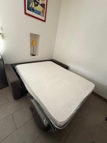 un lit d'hôpital dans une pièce avec une lampe dans l'établissement Charmant studio en centre-ville, à Ajaccio