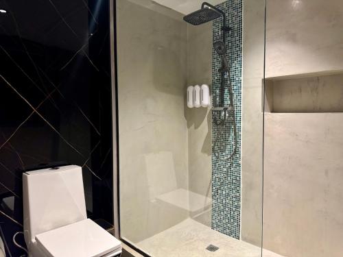 Ein Badezimmer in der Unterkunft CASA ESMERALDA, duplex raffiné de 120m2 à Casco Viejo