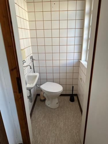 Ένα μπάνιο στο Einfaches Zimmer einfacher Preis in Lohra, Hessen Monteurzimmer - Wanderer und Biker willkommen - separates WC
