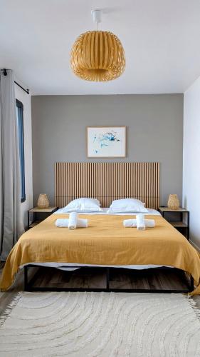 - une chambre avec un grand lit et 2 serviettes dans l'établissement BnB de Nomeny, cozy near train station, à Vannes