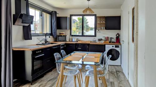 une petite cuisine avec une table et des chaises. dans l'établissement BnB de Nomeny, cozy near train station, à Vannes
