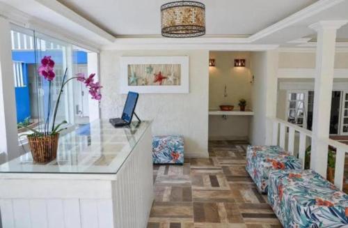 a living room with a counter and a couch at Pousada Maresia Búzios in Búzios