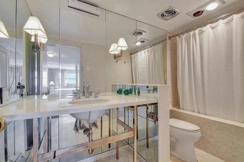 Koupelna v ubytování Luxury Oceanfront Penthouse Palm Beach