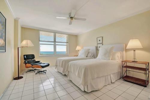 Postel nebo postele na pokoji v ubytování Luxury Oceanfront Penthouse Palm Beach