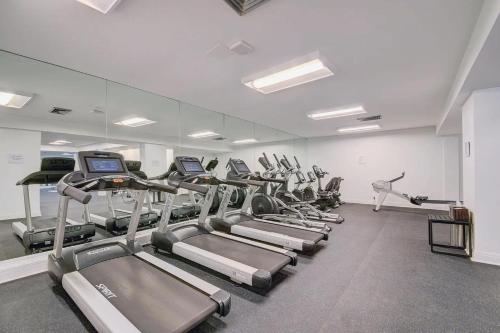 Fitness centrum a/nebo fitness zařízení v ubytování Luxury Oceanfront Penthouse Palm Beach
