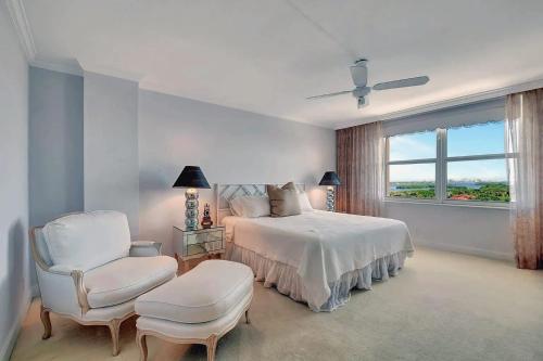 Postel nebo postele na pokoji v ubytování Luxury Oceanfront Penthouse Palm Beach