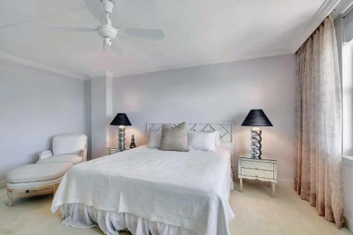 Postel nebo postele na pokoji v ubytování Luxury Oceanfront Penthouse Palm Beach