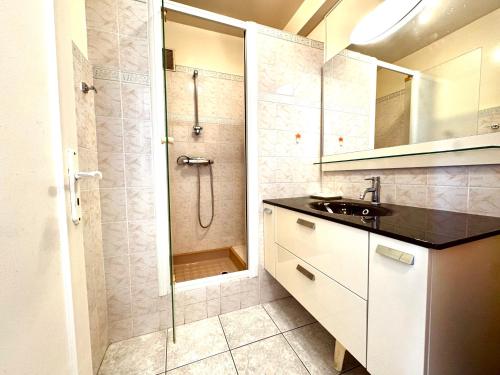 une salle de bain avec douche et lavabo dans l'établissement 70m2 panoramic sea view and spacious terrace, à Juan-les-Pins