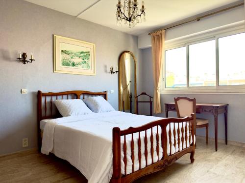 une chambre avec un grand lit et un lustre dans l'établissement 70m2 panoramic sea view and spacious terrace, à Juan-les-Pins