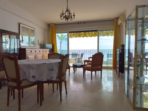 - une salle à manger avec une table et des chaises et une vue sur l'océan dans l'établissement 70m2 panoramic sea view and spacious terrace, à Juan-les-Pins