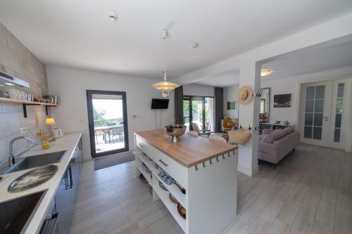 una cocina con una isla en el medio de una habitación en Villa Mattson, en Budva