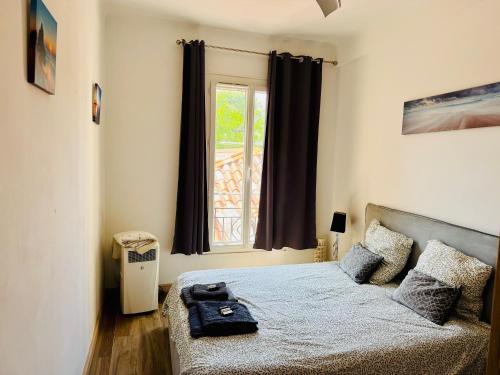 une chambre avec un lit et une fenêtre dans l'établissement Casa Blue Azur - Juan Les Pins, à Antibes