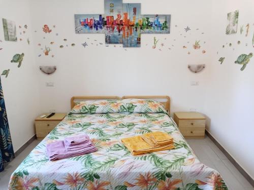 a bed with two towels on it in a bedroom at Gigi&Mary in Alghero