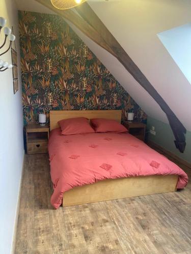 - un lit avec une couette rouge dans une chambre dans l'établissement Gîte L'establou Lissacoise, à Lissac-sur-Couze