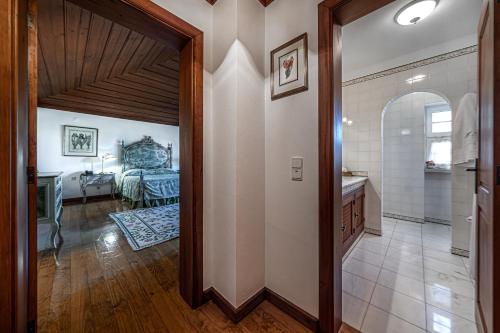 Un pasillo con una puerta que conduce a un dormitorio. en Herdade das Bernardas, en Vila Verde de Ficalho