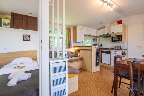 カルナックにあるBeau mobile home avec terrasseのギャラリーの写真