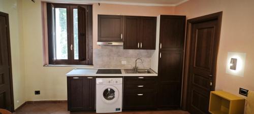 a kitchen with a washing machine and a sink at Palazzo Cafarelli in Laureana Cilento