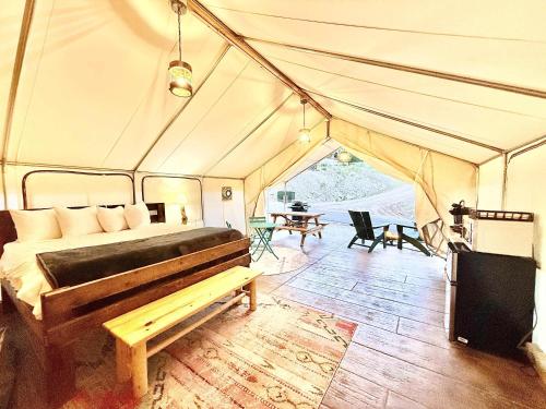 Fotografie z fotogalerie ubytování Glamping Tent #3 with Heat AC and Private Bath v destinaci Orderville