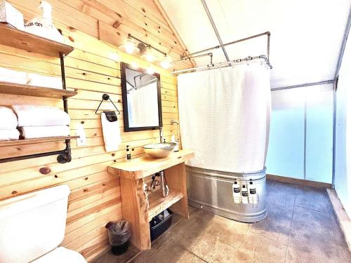 Koupelna v ubytování Glamping Tent #3 with Heat AC and Private Bath