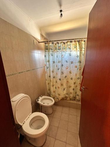 a small bathroom with a toilet and a shower at quinta iaia in Villaguay