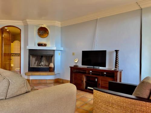 Μια τηλεόραση ή/και κέντρο ψυχαγωγίας στο Puerto Nuevo Villa Fiesta 2BR 2BA with pool