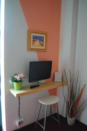 Una televisión o centro de entretenimiento en Hotel Giannina